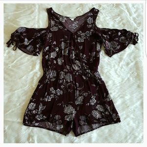 Aeropostale Cold Shoulder Tassel Sleeve Romper EUC